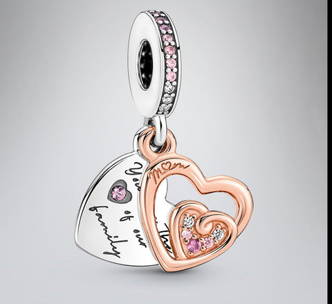 Doppelter Herz Charm-Anhänger mit Gravur YOU ARE THE HEART OF OUR FAMILY